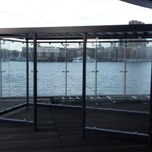 Overkapping voor automaten model Myla 23 Afmetingen 4x2m. Opening midden lange zijde OP WTC Rotterdam